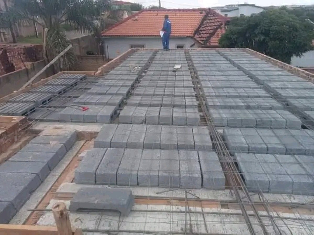 Roof slab construction with concrete blocks and steel reinforcement bars